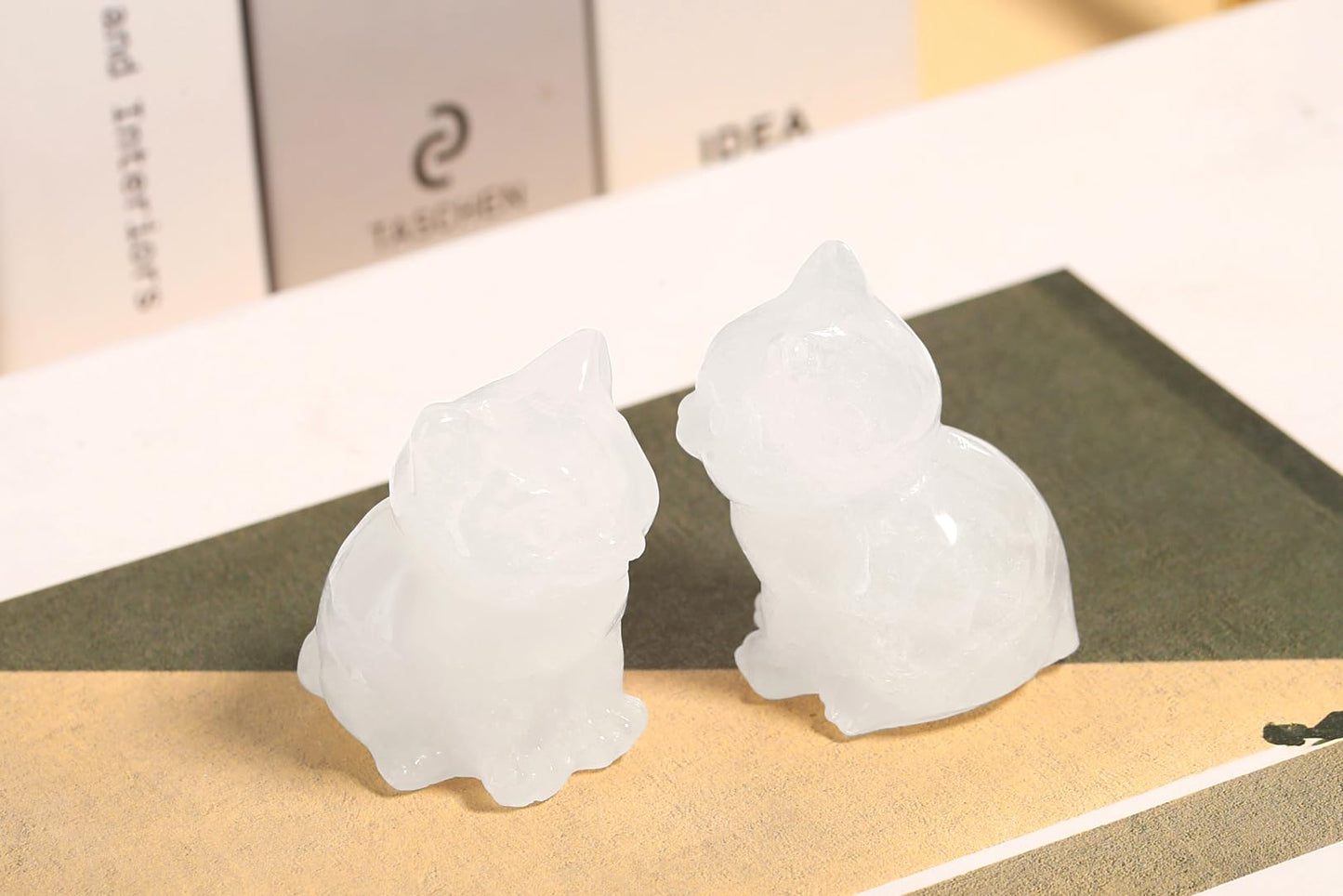 QINJIEJIE Clear Quartz Cat Crystals Figurine Carved Stone Gifts Statue Healing Crystal White Kitten Polished Pocket Gemstone Sculpture Room Home Office Decoration Sitting Cat Gifts for Woman