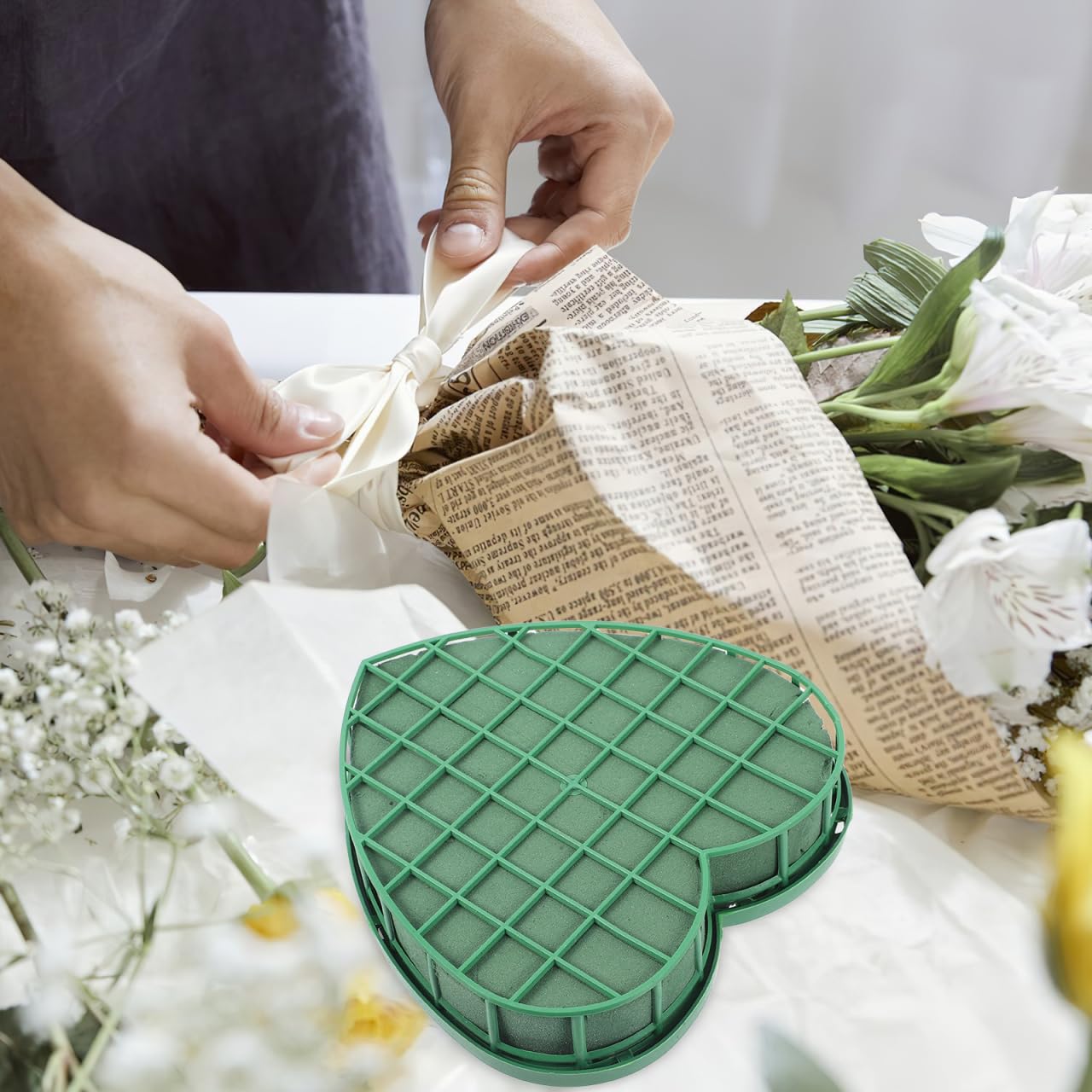 ARTIBETTER Wet Floral Foam Blocks Heart Shaped Floral Bricks with Suction Cup Tray Flower Mud Foam Kit for Wedding Party Decorations Florist Floral Arrangement Small (7.8 * 8.2 * 1.1inch)