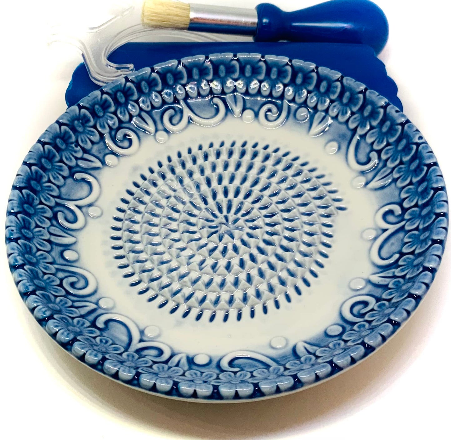 BonCera, All-in-one Premium Ceramic Garlic Grater Plate 4-Piece Set - Blue Embossed Design and Style - For Garlic, Ginger, Chocolate, and more! - Comes with 5.25" Plate, Peeler, Brush, and Stand
