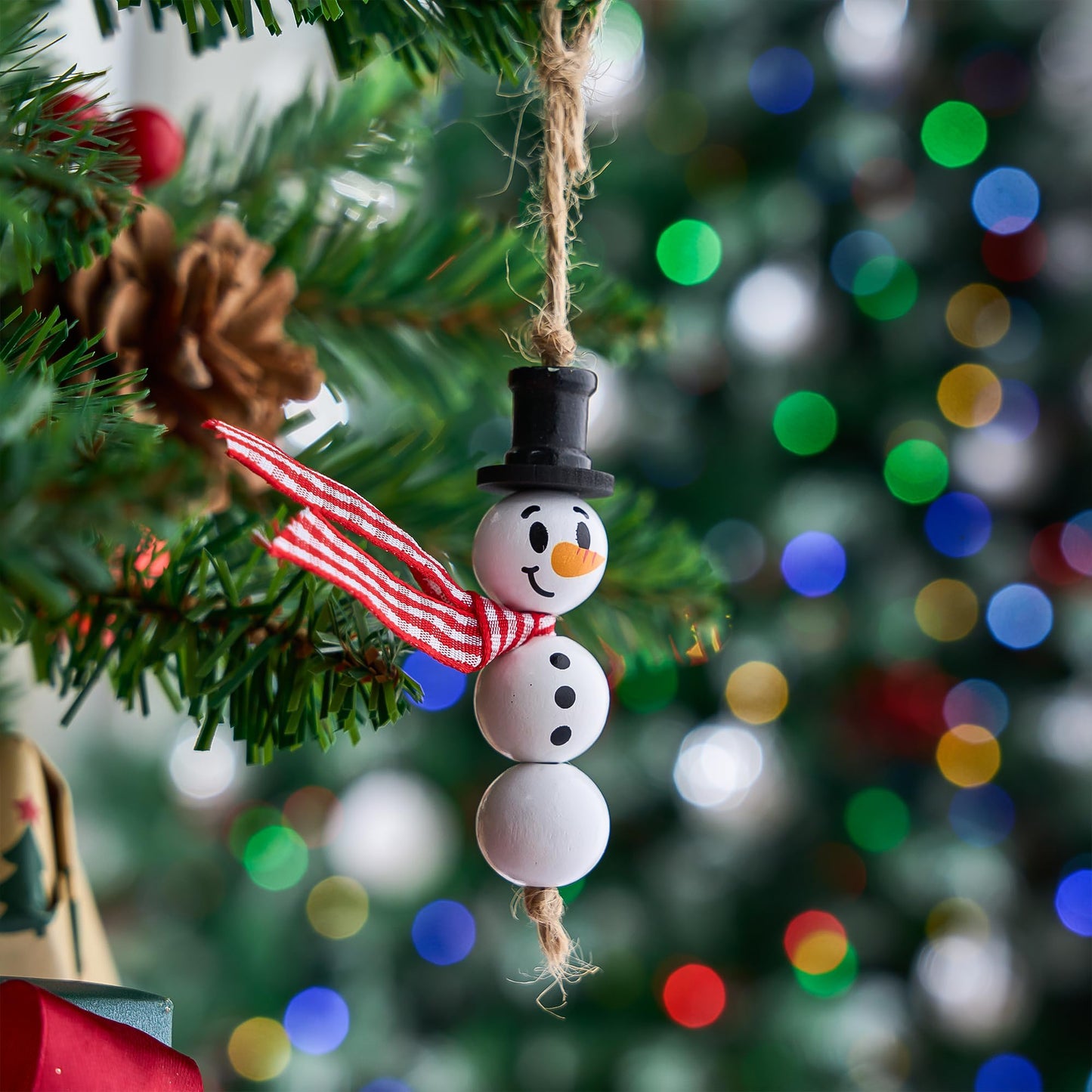 JOYIN 173 Pcs Christmas DIY Wooden Beads Craft, Printed Wood Round Beads Make Up to 30 Hanging Ornaments of Snowman, Santa Santa & Elf for Christmas Craft, Xmas Holiday Decoration,Art Activities