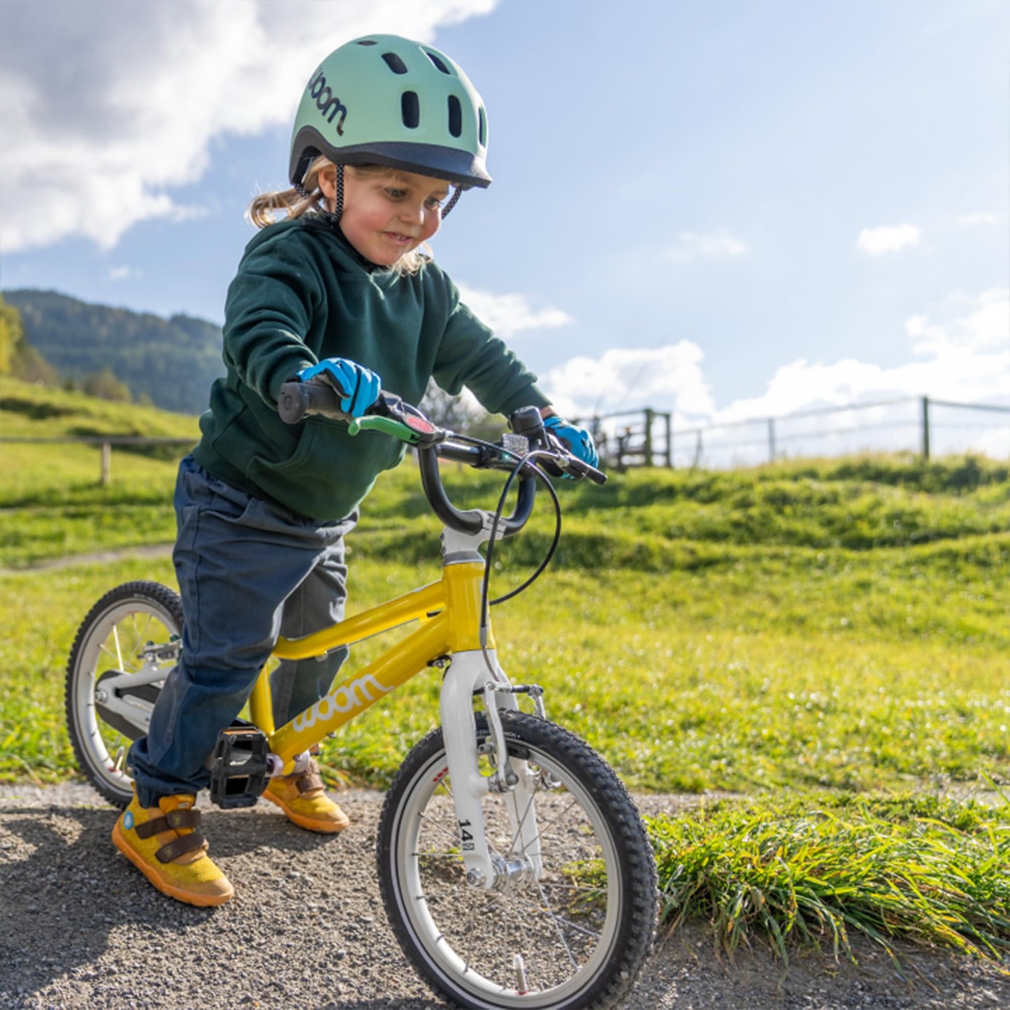 woom GO 2 Bicycle for Children 3 to 4.5 Years Old, 14-Inch Lightweight Bike with Handbrake, Steering Limiter & Chainguard for Boys & Girls - Red