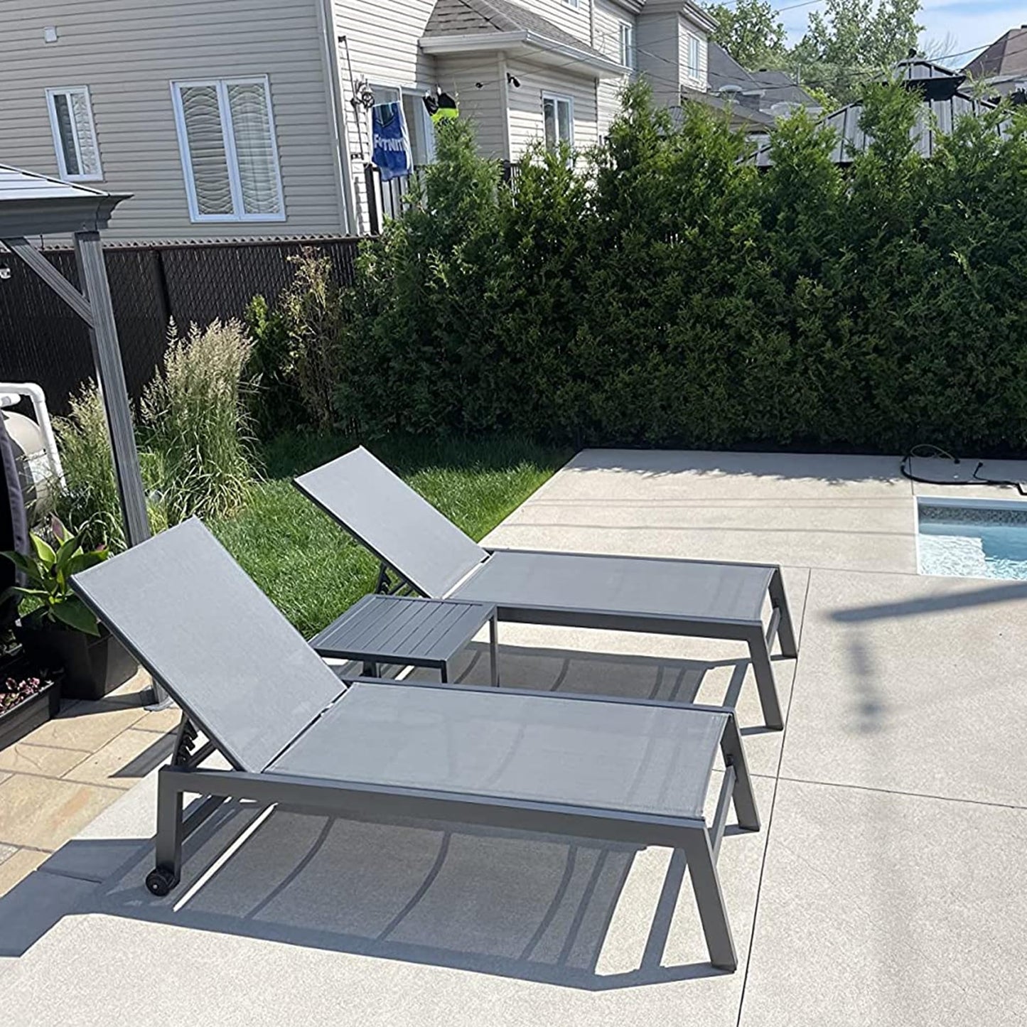 PURPLE LEAF Outdoor Chaise Lounge with Wheels for Outside 2 Pieces Aluminum Patio Lounge Chair with 5 Adjustable Position Sunbathing for Patio, Beach, Yard, Pool, Side Table Included, Grey