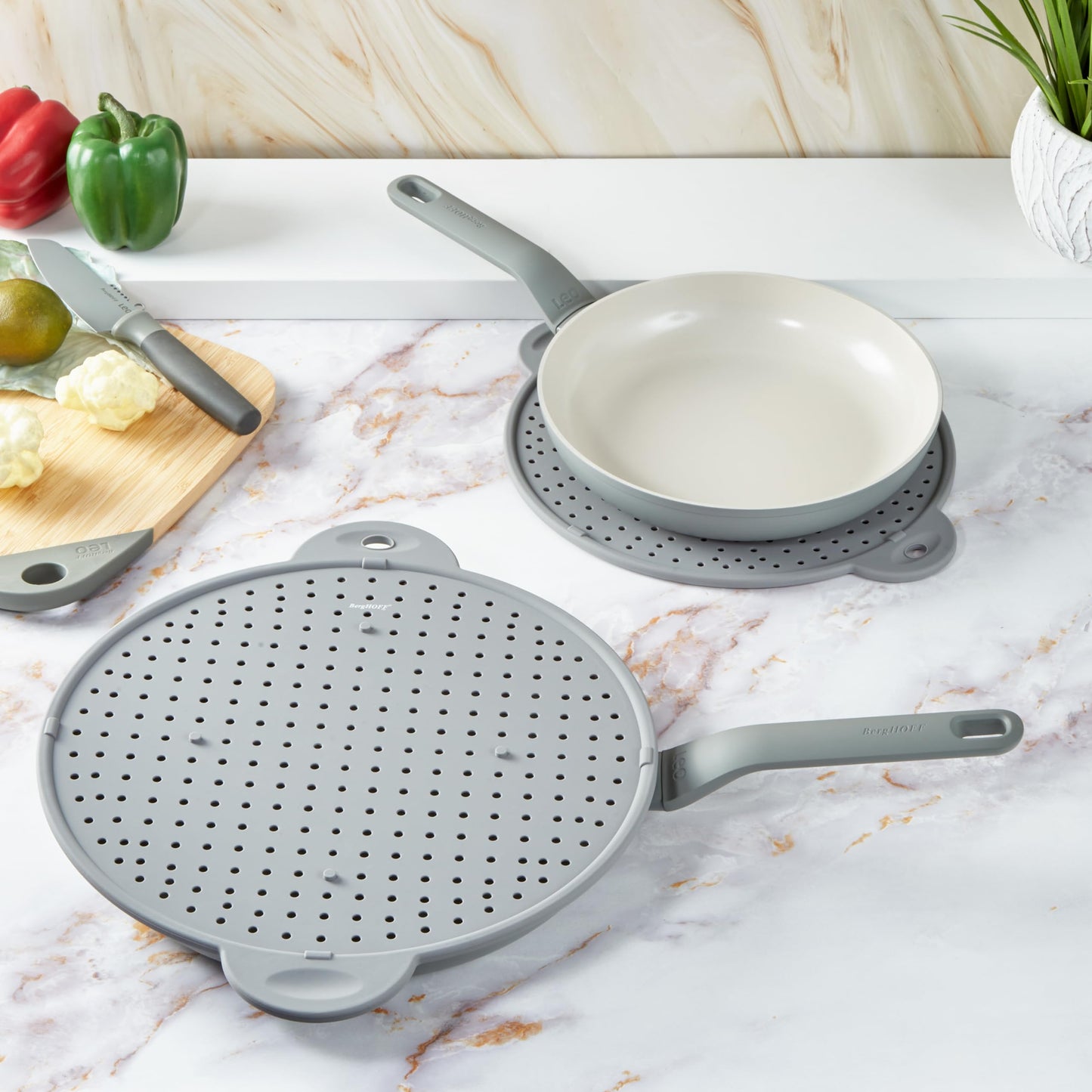 BergHOFF Essentials Heat-Resistant Silicone Splatter Screen 11", Multifunctional, Grease Straining, Cooling Rack, Prevent Burns, Grey