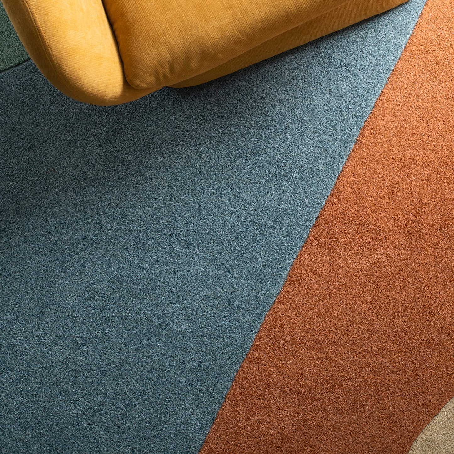SAFAVIEH Rodeo Drive Collection Runner Rug - 2'6" x 20', Gold, Handmade Mid-Century Modern Abstract Wool, Ideal for High Traffic Areas in Living Room, Bedroom (RD863A)