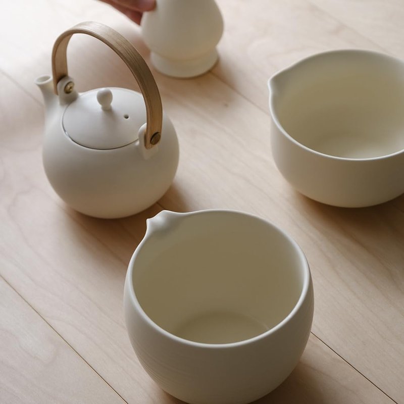 Matcha Whisk Set, Ceramic Matcha Bowl & Whisk Holder, Bamboo Accessory, Modern Design (Matte Crème, Pouring Spout) (Matte Crème)