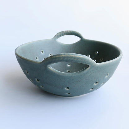 Amitofo Matte Glaze Ceramic Berry Colander Bowl with Handles – 8.5" Handle-to-Handle × 8" Bowl Dia × 3.3" High – Rustic Stoneware Drain Bowl for Fruit, Berries, and Kitchen Decor (Matte Green)
