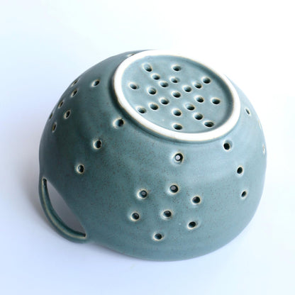 Amitofo Matte Glaze Ceramic Berry Colander Bowl with Handles – 8.5" Handle-to-Handle × 8" Bowl Dia × 3.3" High – Rustic Stoneware Drain Bowl for Fruit, Berries, and Kitchen Decor (Matte Green)