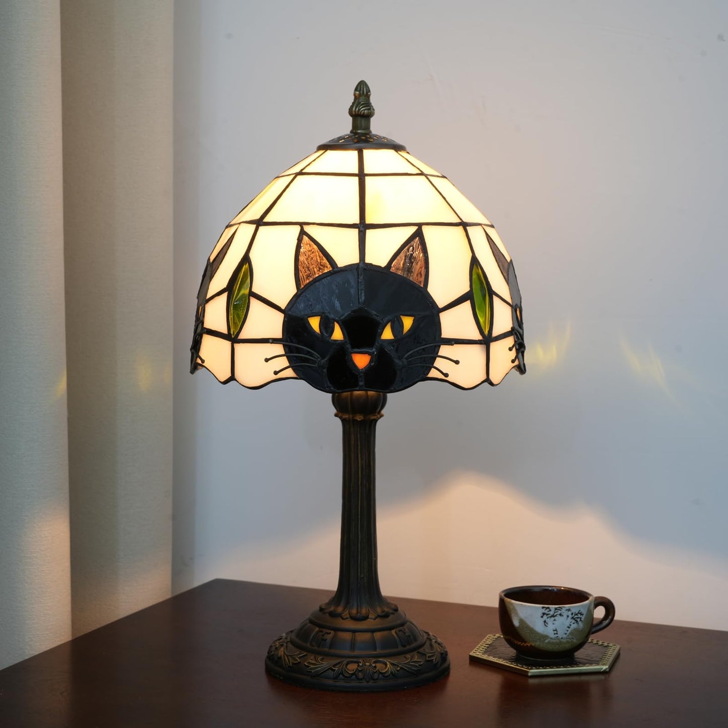 Tiffany Style Black Cat Stained Glass Table Lamp Cute Small Quirky Table Lamp Bedroom Bedside lamp Living Room Dining Room Office Decoration Desk lamp Home Decoration Creative Gift Scene Props