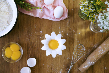 Peleg Design Daisy Plastic Egg Separator, Egg White Yolk Divider Kitchen Gadgets Baking Tools Egg Extractor, Cute Flower Design