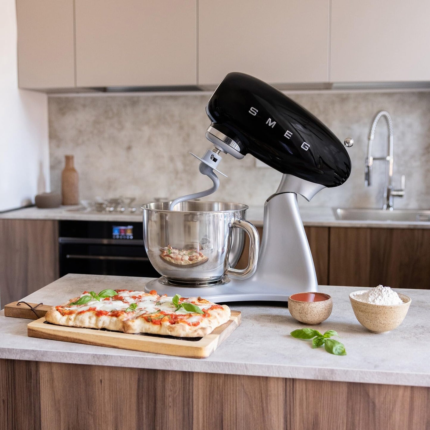 SMEG SMF04 5-Qt Classico Stand Mixer with Smooth Start & SteadyMix, 600W Motor, 10 Speeds, Stainless Steel Bowl & Pour Shield – Retro 50’s Style Planetary Mixer for Dough, Baking & Desserts-Black