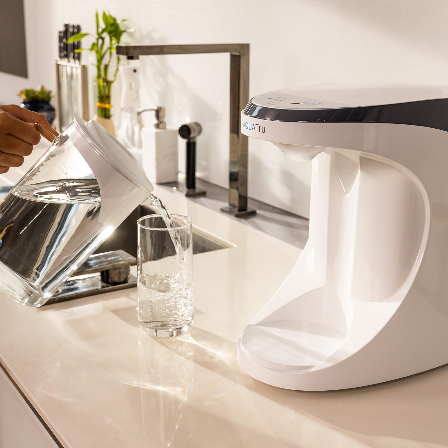 AquaTru Carafe Countertop Water Purifier | Compact 4-Stage Reverse Osmosis System with Glass Carafe Removes 84 Contaminants Including Forever Chemicals, Lead & Fluoride | No Plumbing