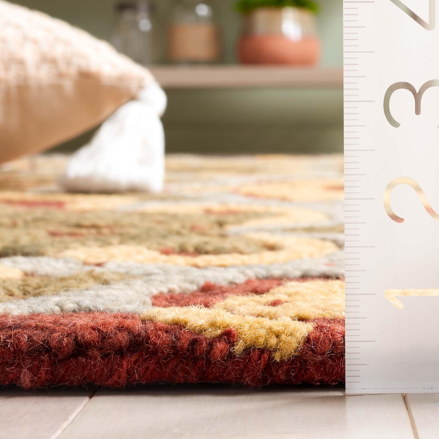 SAFAVIEH Area Rug 8x10 - Blossom Collection - Large - Red & Gold, Handmade Wool, Floral Design, Ideal for Living Room, Bedroom, Office, Dining Space (BLM422Q)