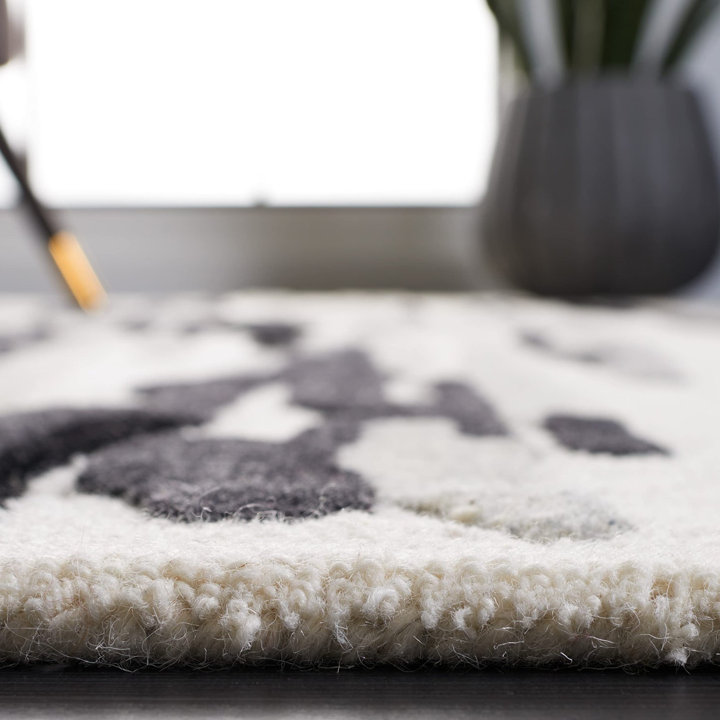 SAFAVIEH Area Rug 8x10 - Rodeo Drive Collection - Large - Ivory & Black, Handmade Wool, Mid-Century Modern Design, Ideal for Living Room, Bedroom, Office, Dining Space (RD858Z)
