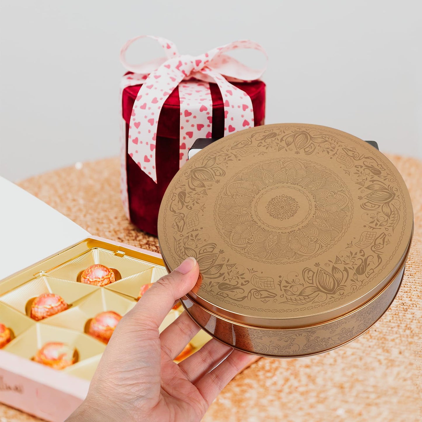 Amosfun Cookie Tin with Lid - 6.6 Inch Round Tinplate Treat Boxes Decorative Cake Pan Candy Snack Chocolate Patisseries Storage Container
