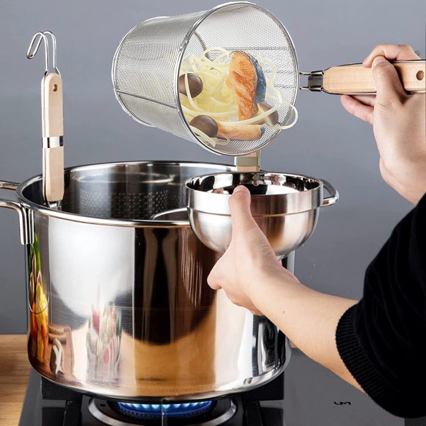 2 Pieces Pasta Strainer Basket Stainless Steel Fine mesh Pasta Strainer Basket with Wooden Handle Good For Boiling Food Spaghetti Dumpling (Dia 5.5inch/14cm)