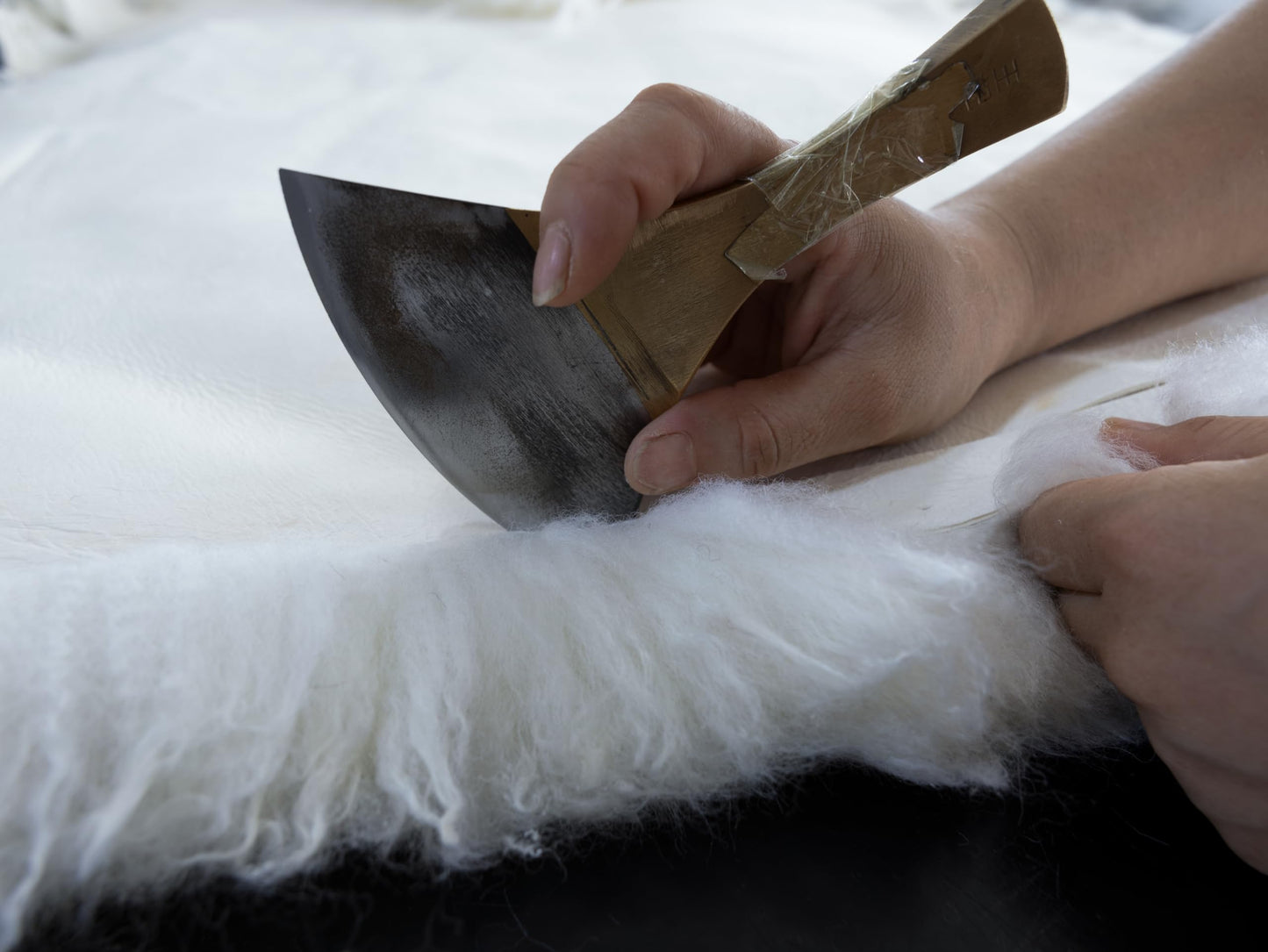 AGFNGE Sheepskin Rug, Fluffy Shaggy Area Rug, Super Soft 48‘’ x 72‘’ Sheepskin Rug, Decorative Rugs for Bedroom, Children's Room, Living Room (Pearly White, 48”×72”)