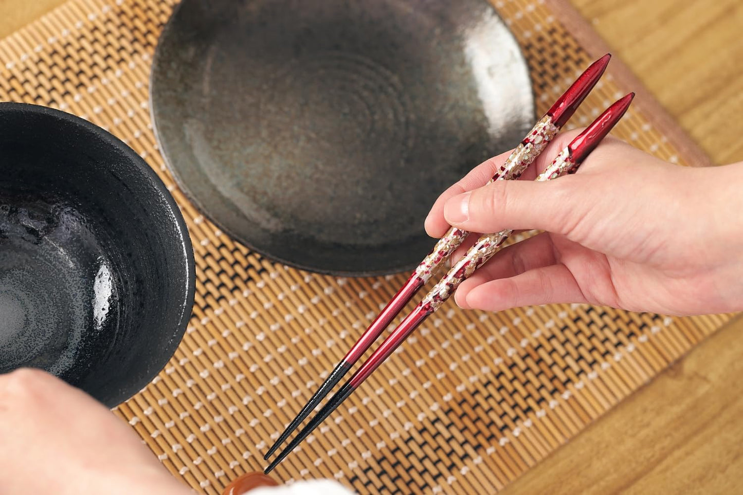 Premium Japanese Chopsticks Reusable 2prs Set [Made in Japan] Featuring Mother of Pearl Inlay and Traditional Lacquered Wooden Chopsticks B (Aurora Pearl 2prs(MK051))