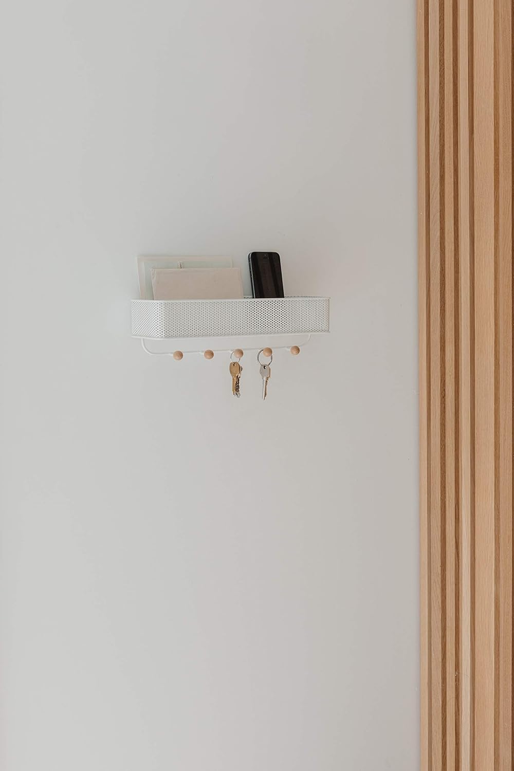 Umbra Estique Entryway Organizer – Great for Storing Keys, Small Accessories, Mail, Wallets and More, White Finish