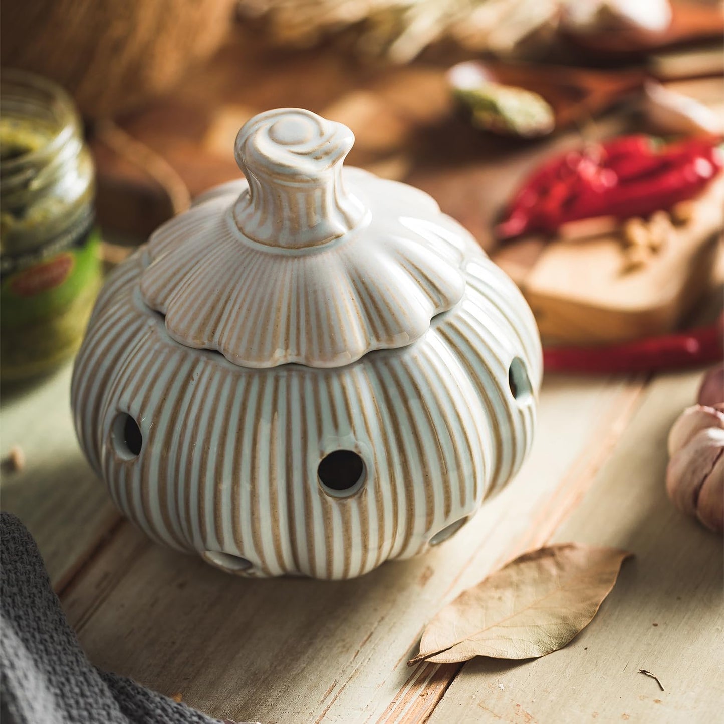Cormomu Garlic Storage Pod Ceramic Garlic Keeper with Lid Large Garlic Container for Counter, White