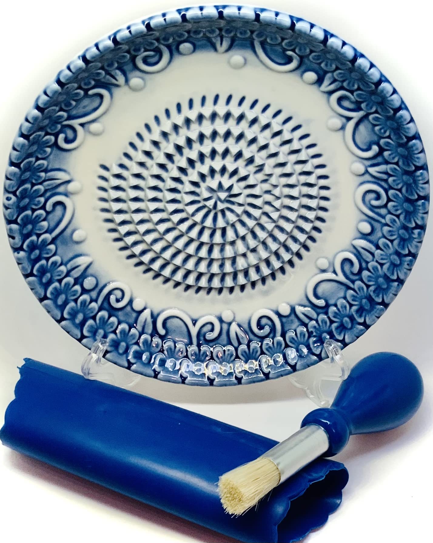 BonCera, All-in-one Premium Ceramic Garlic Grater Plate 4-Piece Set - Blue Embossed Design and Style - For Garlic, Ginger, Chocolate, and more! - Comes with 5.25" Plate, Peeler, Brush, and Stand