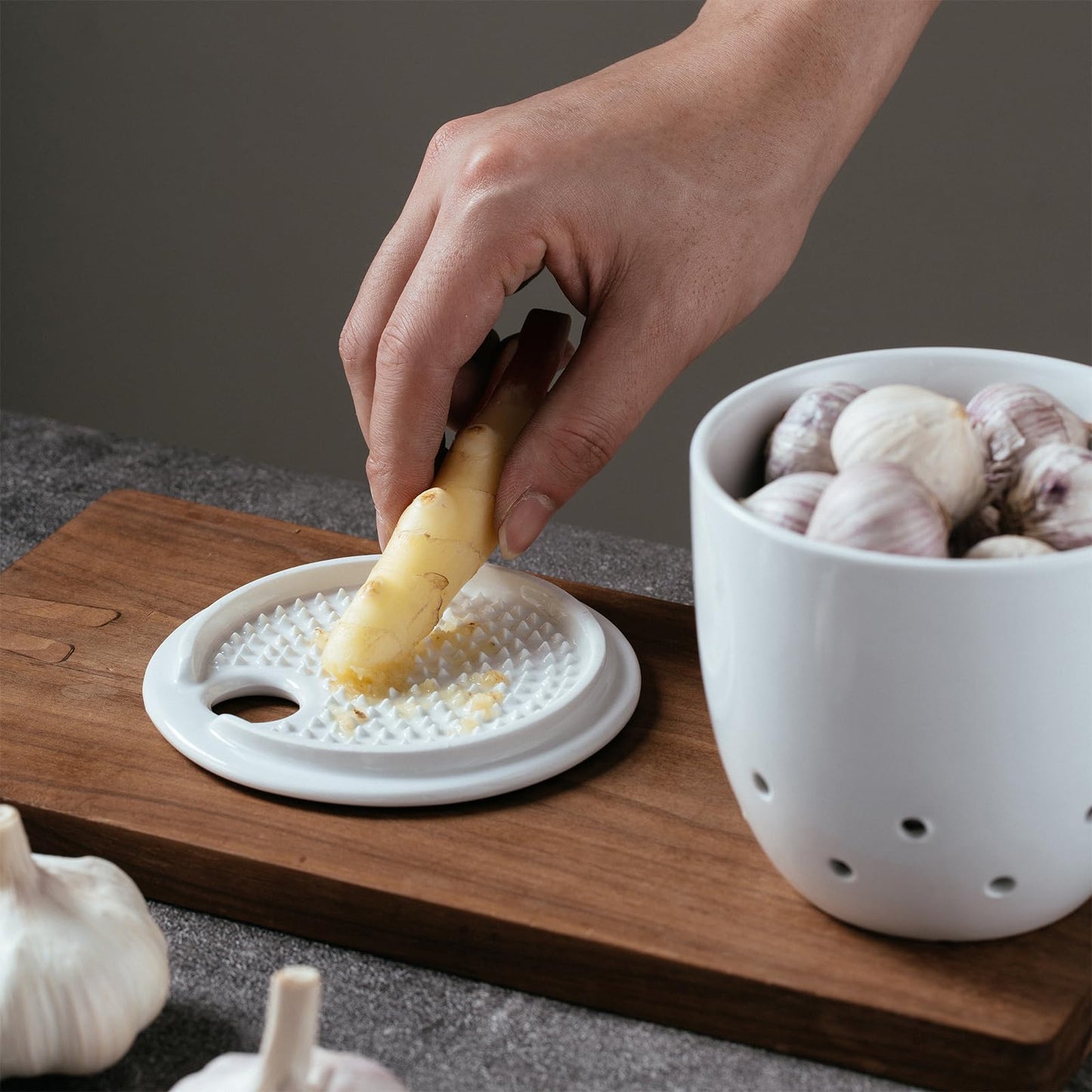 ABESTWARE Garlic Keeper with Lid, Garlic Holder with Ginger Grater, Ceramic Garlic Keeper, Modern Kitchen Countertop Organizer
