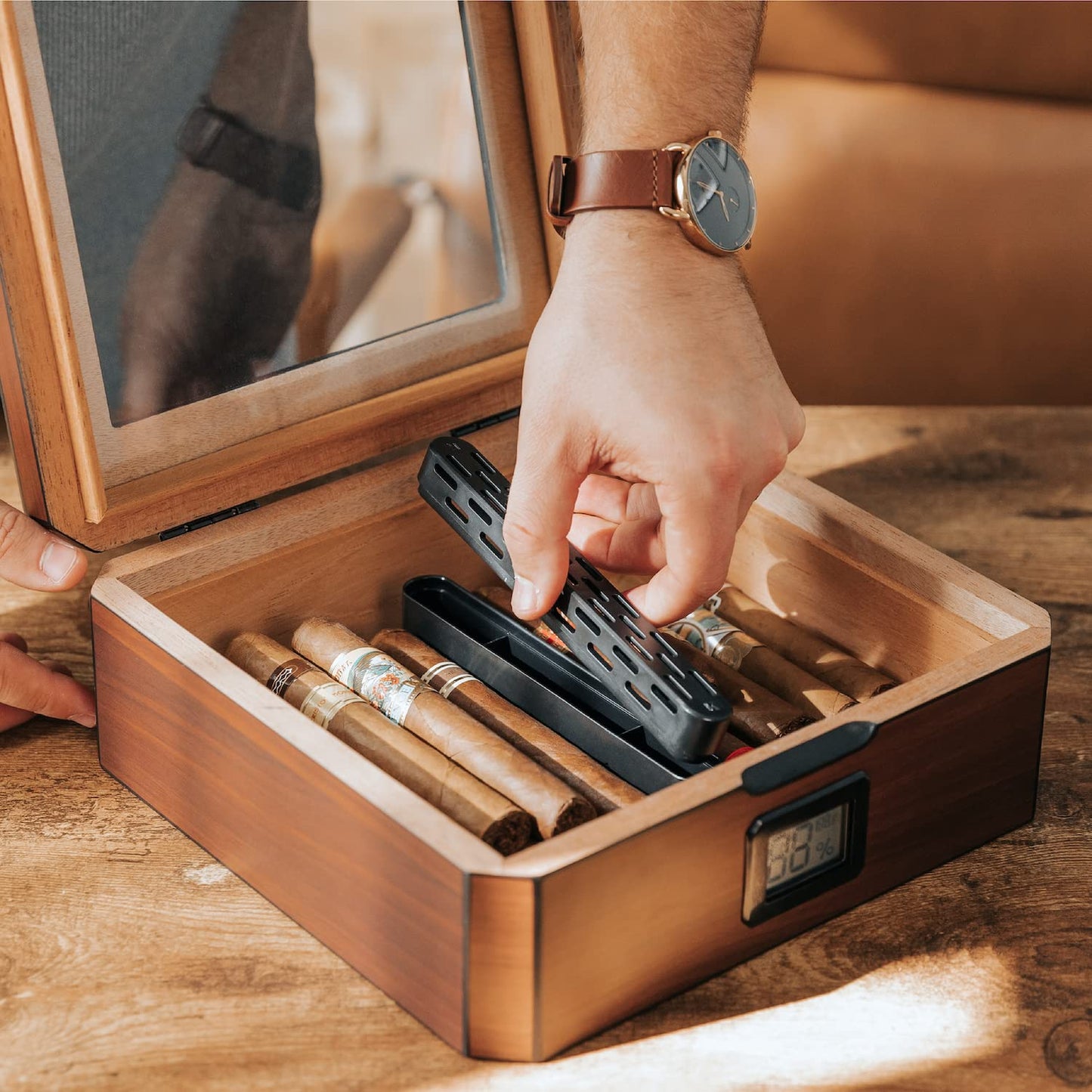CASE ELEGANCE MAG Cigar Humidor, Walnut Finish, Holds 20-30 Cigars, Glass Top with Magnetic Seal, Octagon Shape, Digital Hygrometer, Spanish Cedar, New Hydro Channel