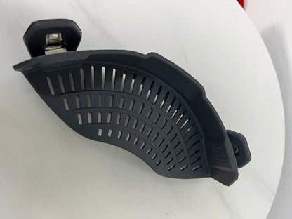 AUOON Clip On Strainer Silicone for All Pots and Pans, Pasta Strainer Clip on Food Strainer for Meat Vegetables Fruit Silicone Kitchen Colander (Gray)