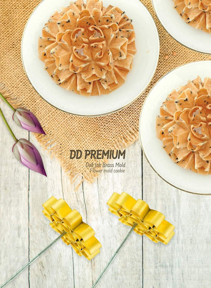 Dok Jok Brass Mold Thai Dessert Maker, Medium Rosette Lotus Flower Cookie Mold with Handle, 3.14 Inch Diameter