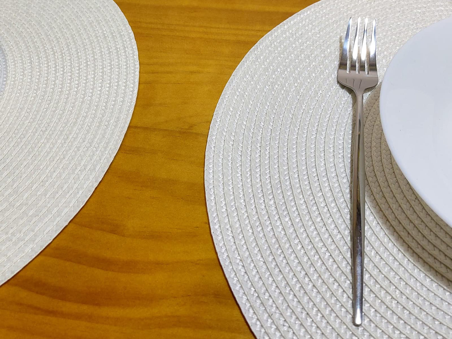 Zupro Round Placemats Set of 6,Braided 15 inch Table Mats Heat Resistant Non-Slip Washable,for Kitchen Dining Tables Four Seasons Dinner Parties Thanksgiving Christmas and Everyday Use.White