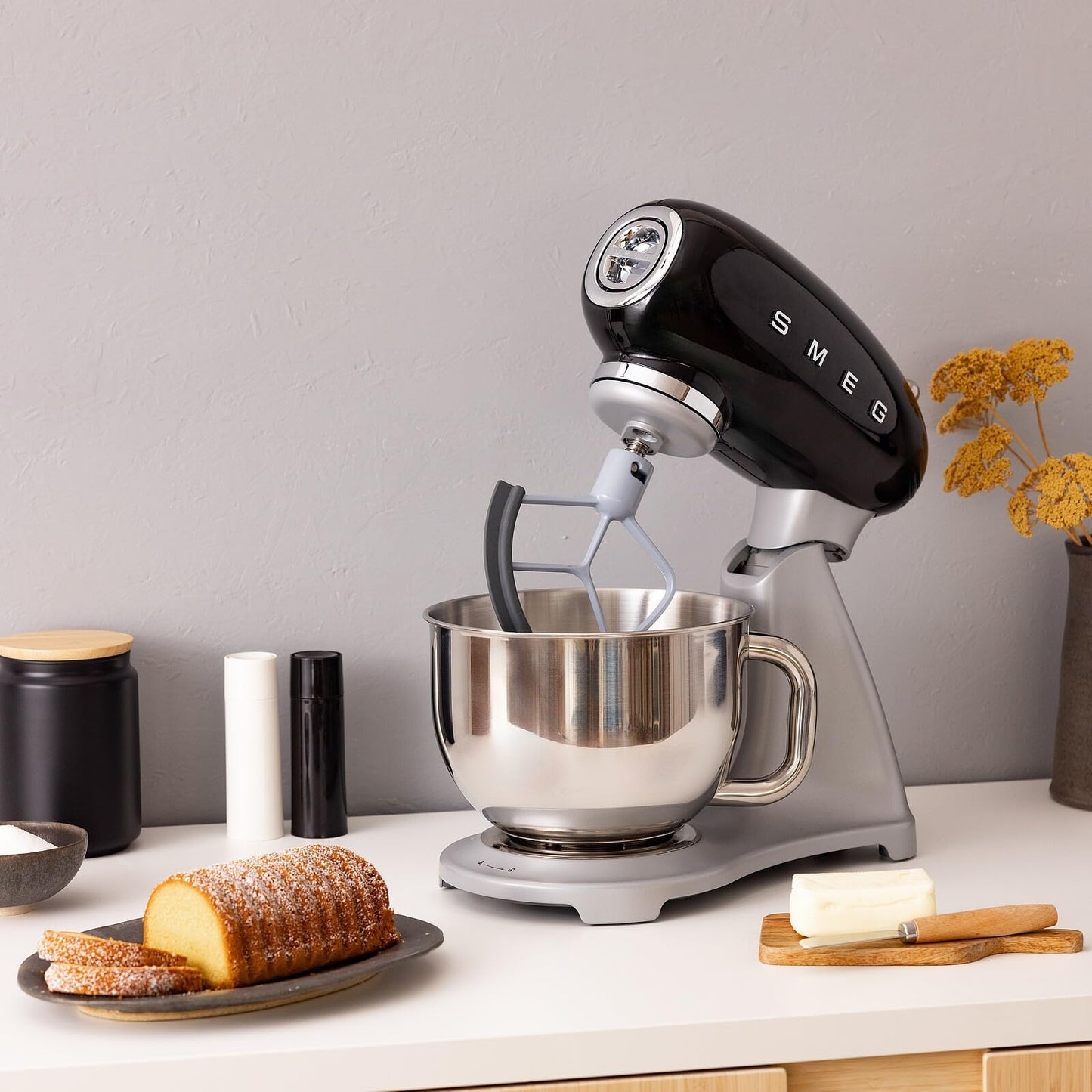 SMEG SMF04 5-Qt Classico Stand Mixer with Smooth Start & SteadyMix, 600W Motor, 10 Speeds, Stainless Steel Bowl & Pour Shield – Retro 50’s Style Planetary Mixer for Dough, Baking & Desserts-Black