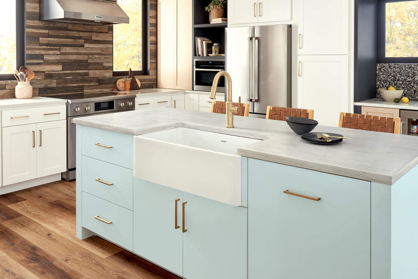 Ruvati 33 x 20 inch Fireclay Reversible Farmhouse Sink - Apron-Front Single Bowl Kitchen Sink - Resistant to High Temperatures - White - Made in ITALY - RVL2300WH