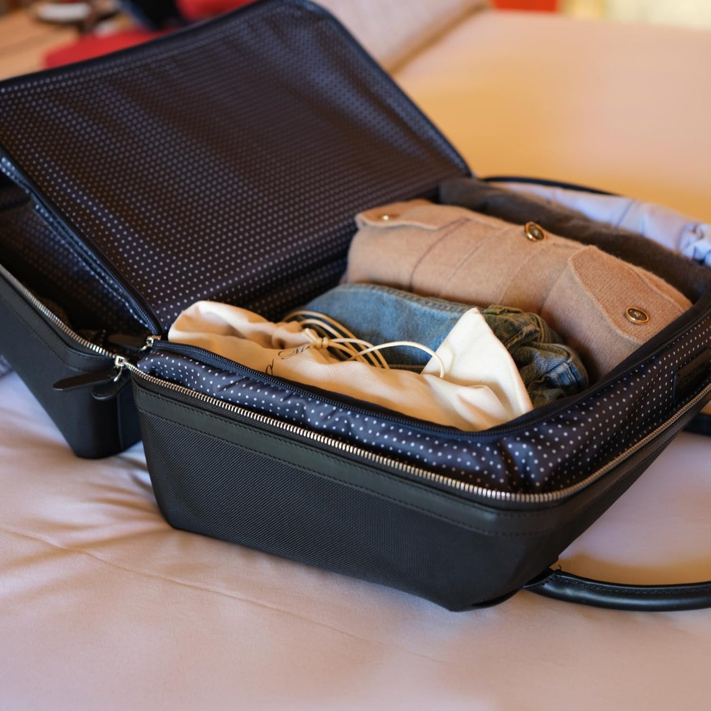 Wool & Oak Duffle Suitcase – Full-Grain Leather Travel Bag with Clamshell Opening, 33 L Capacity, Trolley Sleeve & 16″ Laptop Pocket – “DS Carry” Personal-Item Size - Pebble Leather - Chocolate
