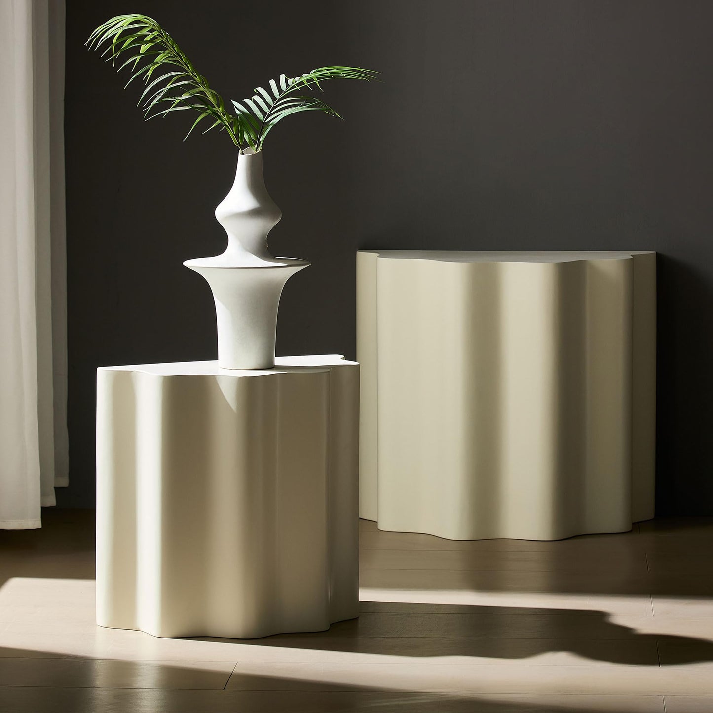 KEIKI Fiberglass Coffee Table Set of 2, Modern Style Round Coffee Table with Wavy Edges Design and Sturdy Pedestal Base, No Assembly Required, for Living Room, Bedroom, Reception Room, Beige