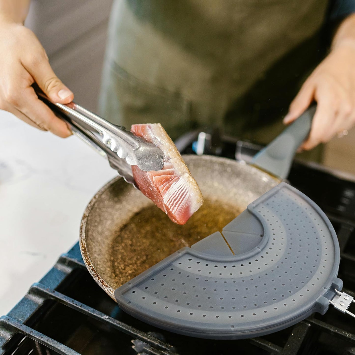 Foldable Splatter Screen with Handle For 10,11,12 and 13 Inch Frying Pan - Dual Folding Oil Guard,BPA-Free Silicone,Heat-Resistant Grip,Space Saving Fry Pan Cover for Mess-Free Cooking,Dishwasher Safe