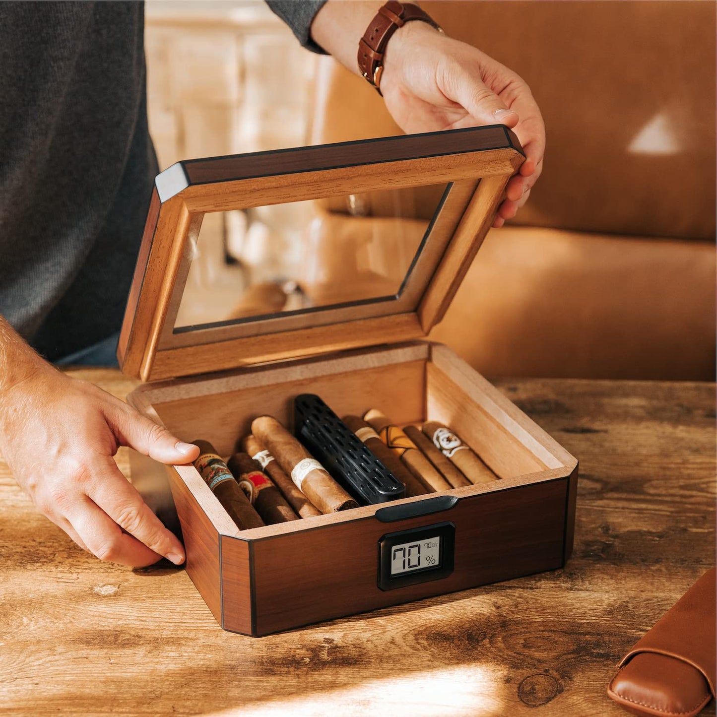 CASE ELEGANCE MAG Cigar Humidor, Walnut Finish, Holds 20-30 Cigars, Glass Top with Magnetic Seal, Octagon Shape, Digital Hygrometer, Spanish Cedar, New Hydro Channel