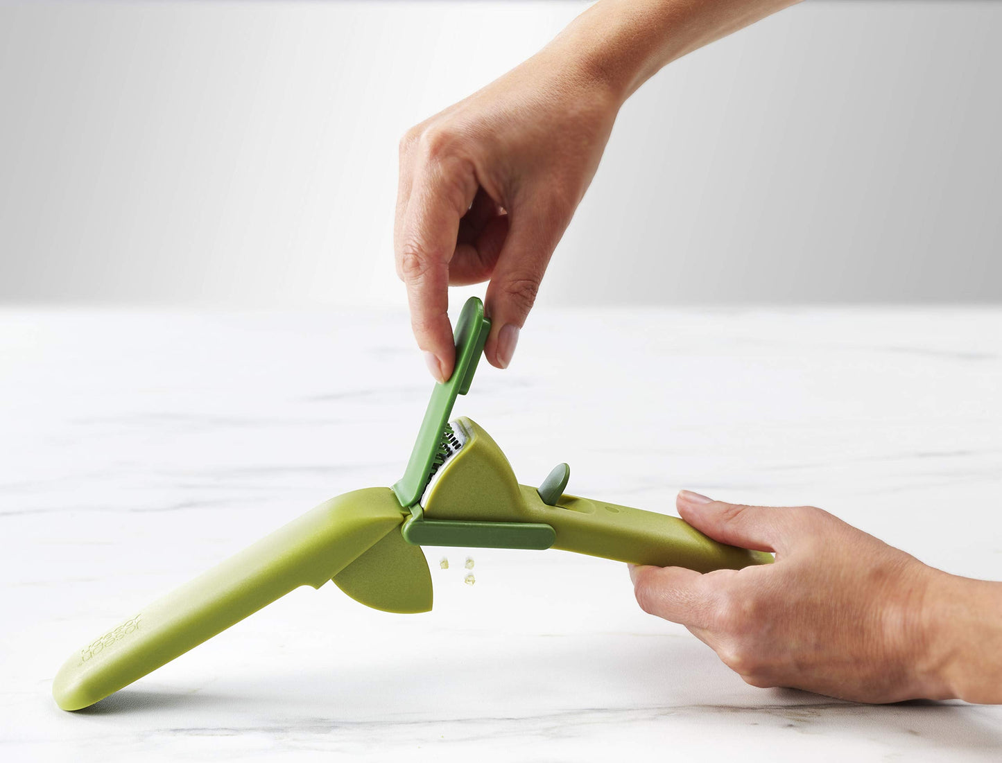 Joseph Joseph CleanForce Garlic Press - Garlic Mincer with Trigger-Operated Wiper Blade & Handy Cleaning Tool, Green