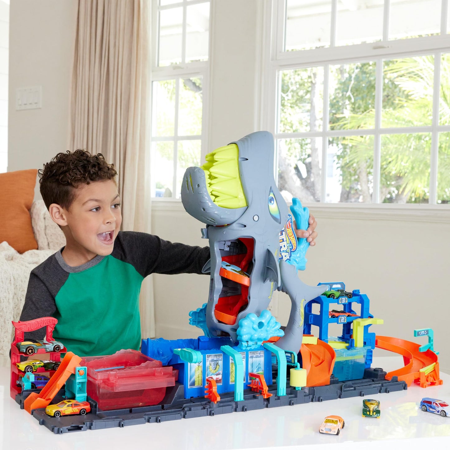 Hot Wheels City Track Set, Ultra Shark Car Wash with 1:64 Scale Color Reveal Toy Vehicle, Repeat Color-Change Feature, Storage