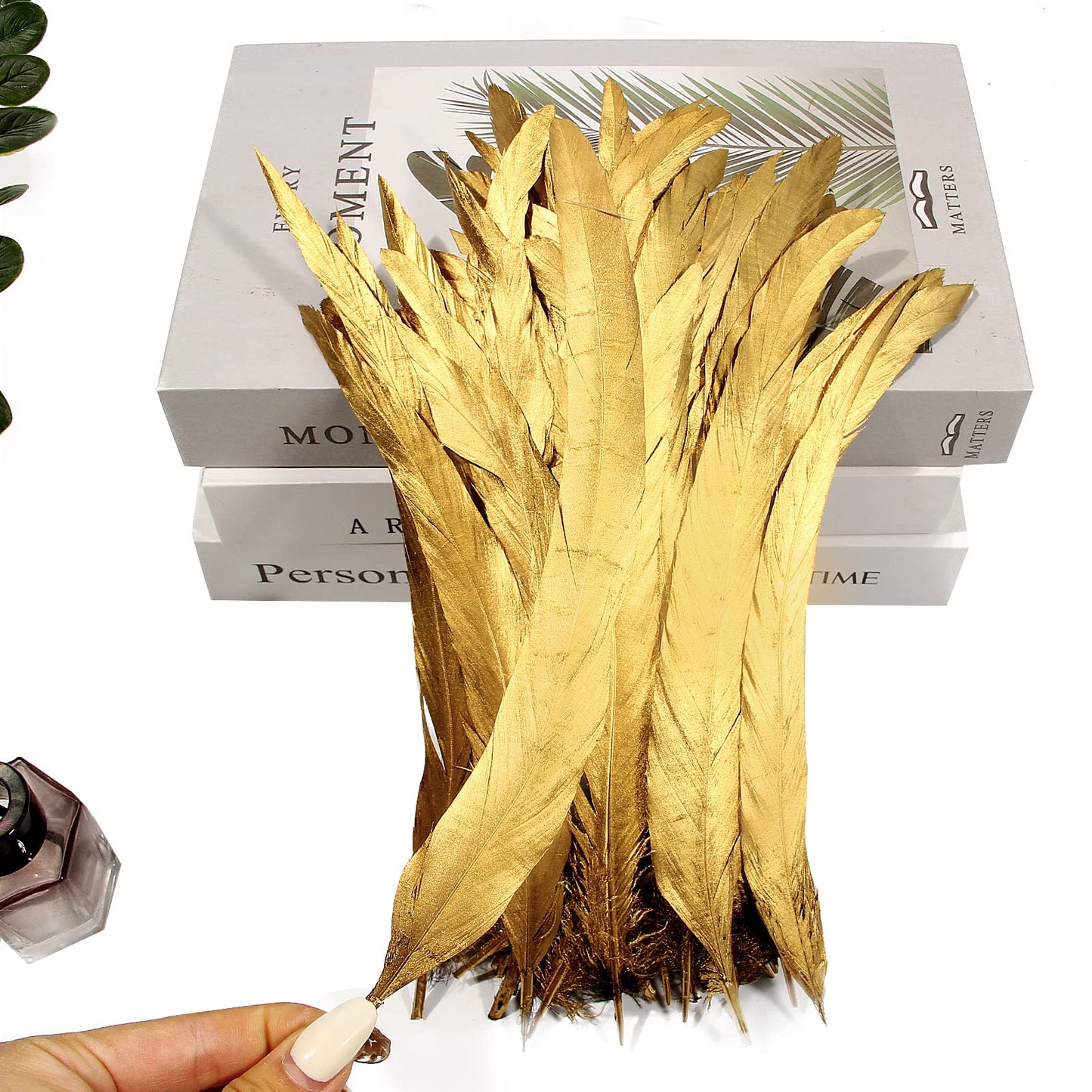 THARAHT 50PCS Rooster Coque Tail Feathers Bulk Natural 12-14Inch 30-35cm for Crafting Wedding Gras Masquerade Party Performances DIY Decoration Rooster Tail Feather,Gold