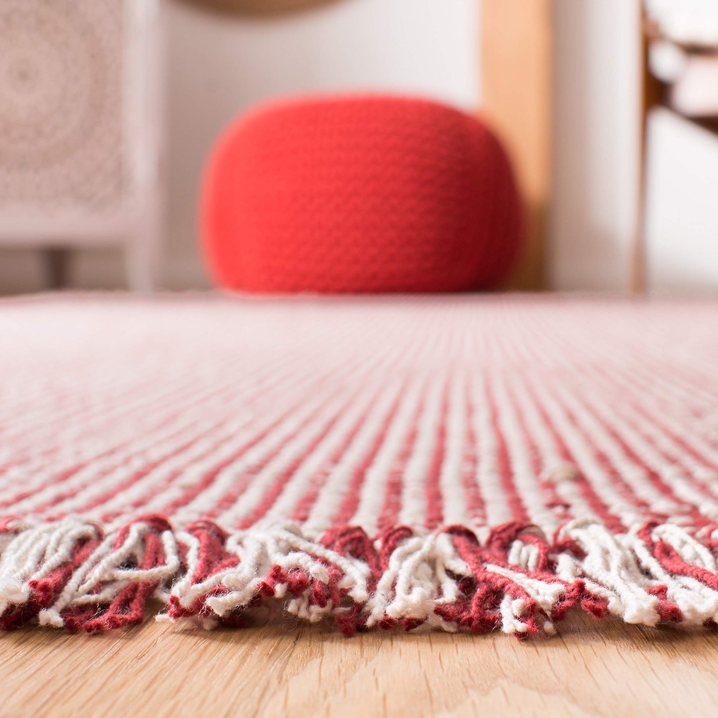 SAFAVIEH Montauk Collection Area Rug - 9' x 12', Ivory & Red, Handmade Flat Weave Boho Farmhouse Cotton Tassel Fringe, Ideal for High Traffic Areas in Living Room, Bedroom (MTK340C)