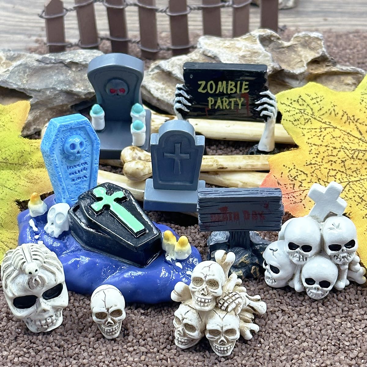Suartus Halloween Miniature Figurines - 20 Resin Ghost Tombstones Skull Heads Scene Ornaments Halloween Garden Accessories Mini Figurine Decorations for Outdoor Home Village Crafts