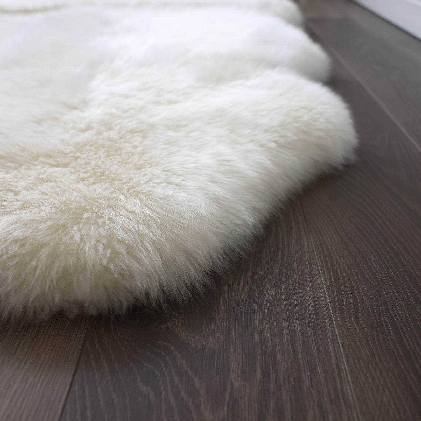 AGFNGE Sheepskin Rug, Fluffy Shaggy Area Rug, Super Soft 48‘’ x 72‘’ Sheepskin Rug, Decorative Rugs for Bedroom, Children's Room, Living Room (Pearly White, 48”×72”)