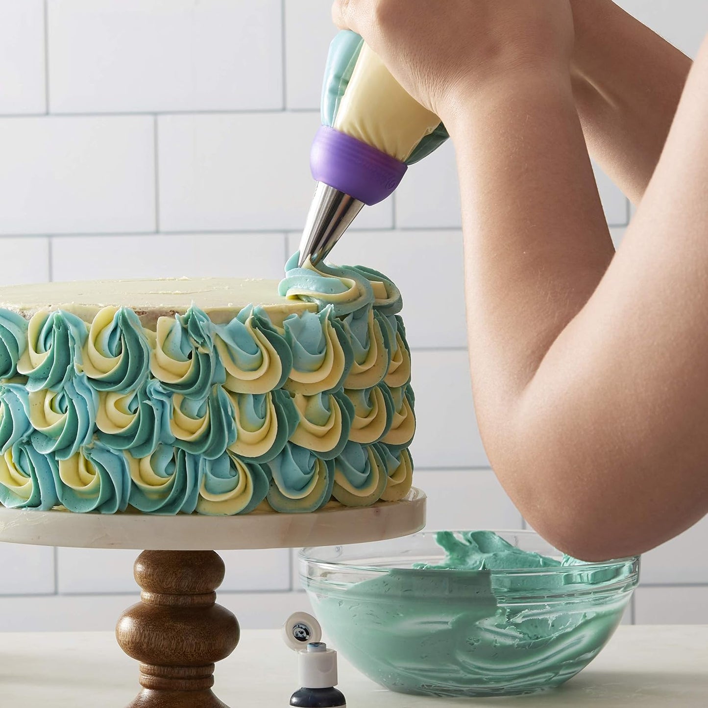 Wilton Color Swirl Icing Kit, 9-Piece Set with Plastic Coupler, Piping Bags and Tips