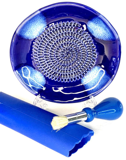 BonCera, All-in-one Premium Ceramic Garlic Grater Plate 4-Piece Set - Blue Cross Glazed Design and Style - For Garlic, Ginger, Chocolate, and more! - Comes with 5.25" Plate, Peeler, Brush, and Stand
