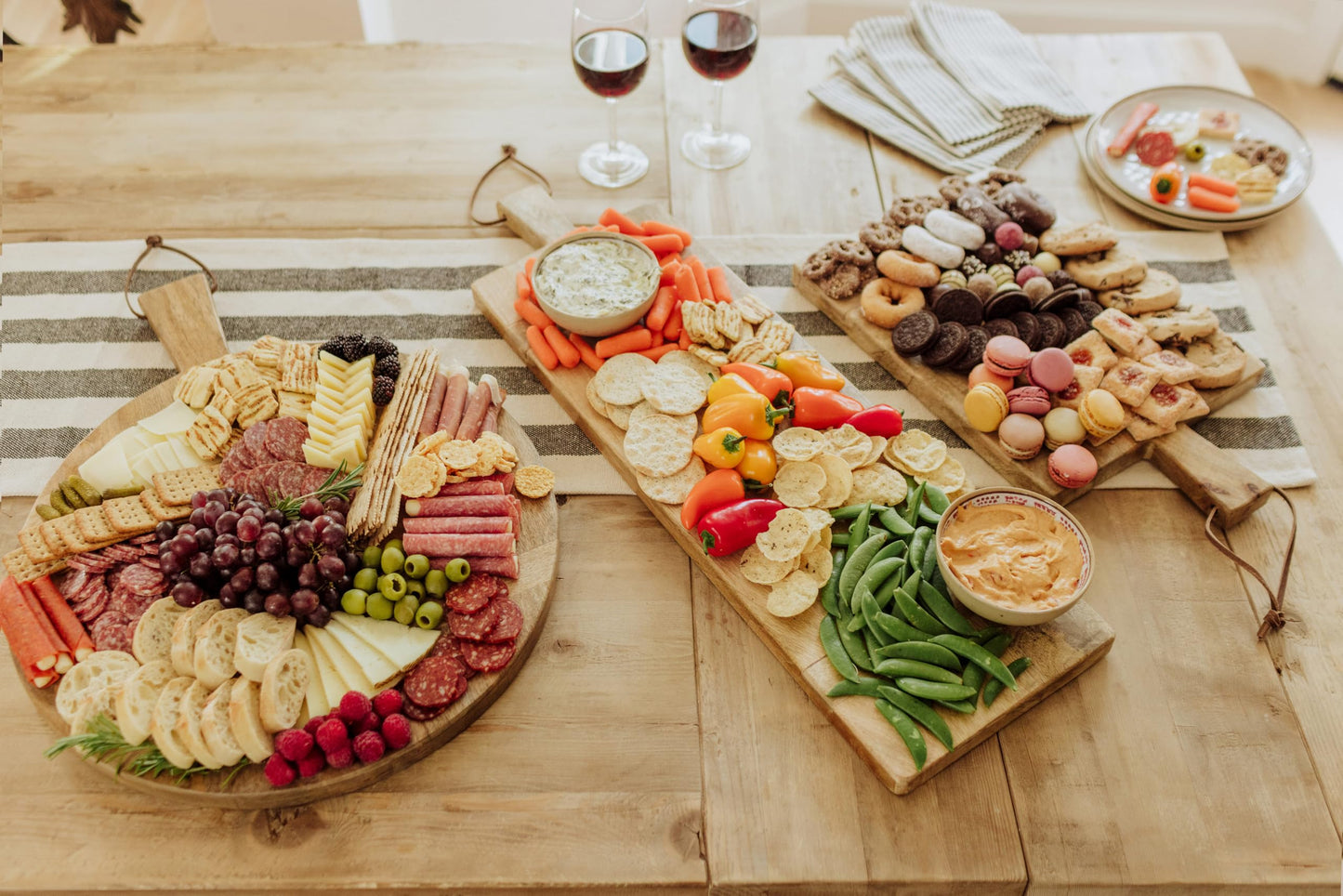 TOSCANA - a Picnic Time brand - Ravi Round Charcuterie Board, Wood Serving Platter, Cheese Board, (Mango Wood)