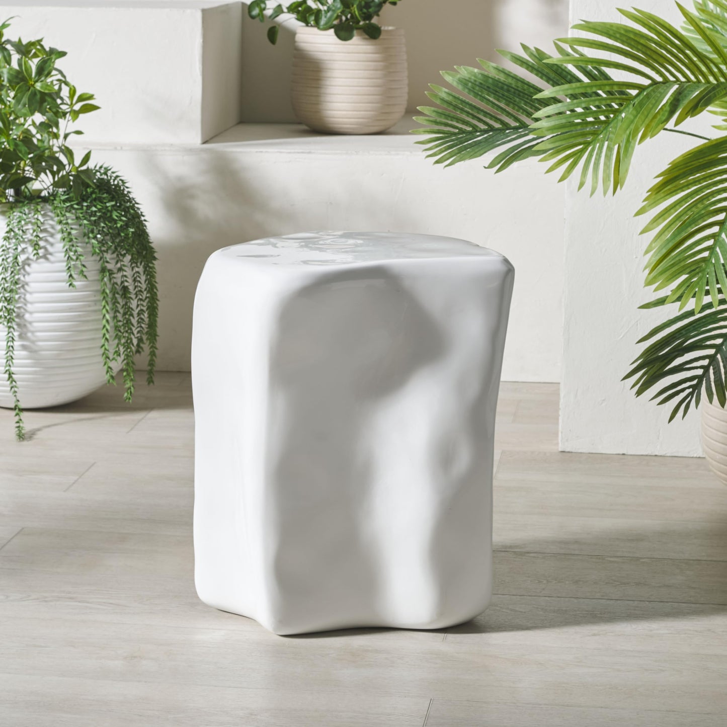 SAFAVIEH Couture Collection Wynnona Contemporary White Concrete Accent Table (Fully Assembled)