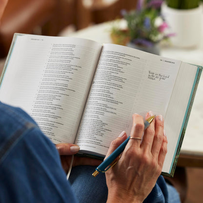 NKJV, Journal the Word Bible, Cloth over Board, Blue Floral, Red Letter, Comfort Print: Reflect, Journal, or Create Art Next to Your Favorite Verses