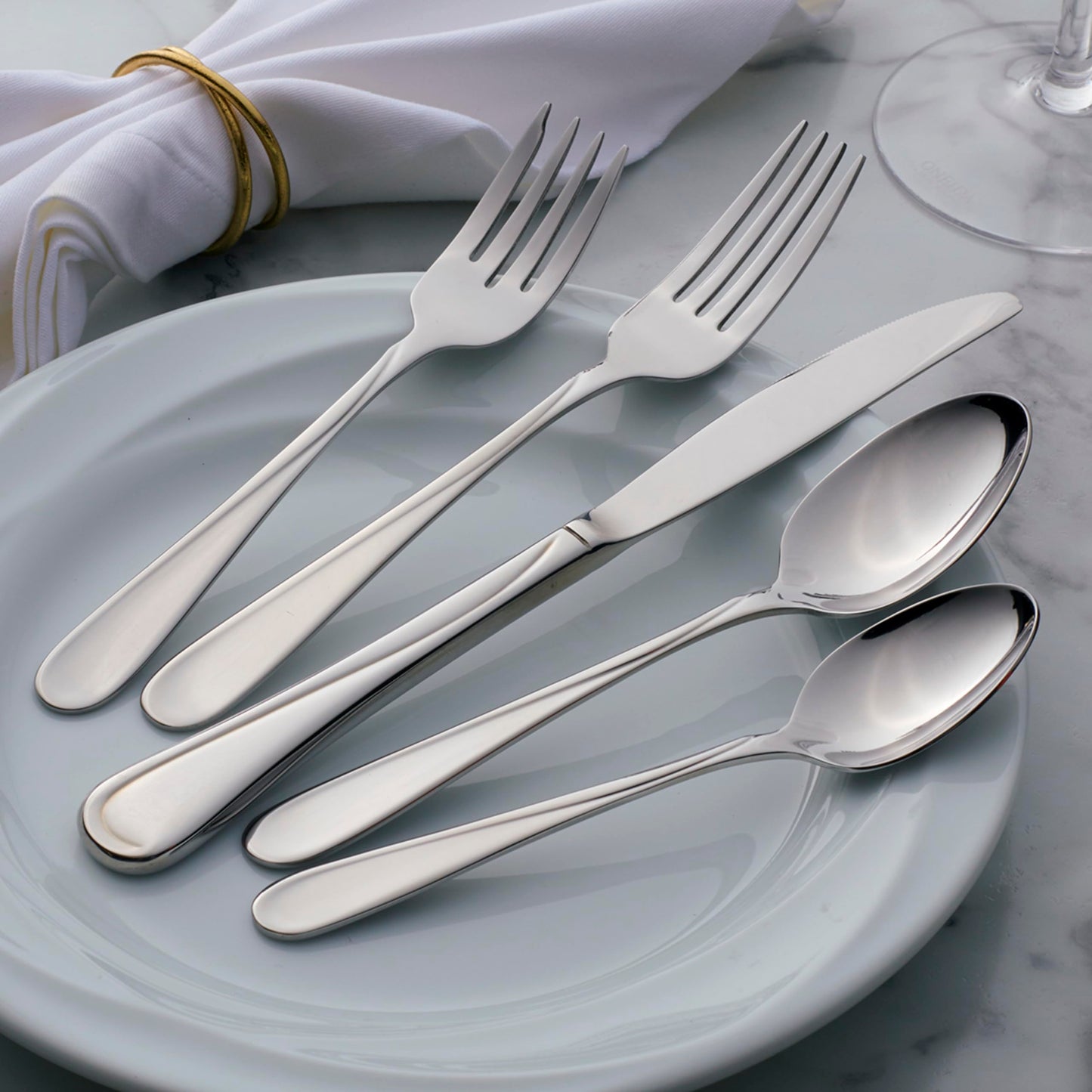 Oneida Silverware Set, Flight Everyday Flatware 6-Piece Dinner Fork Set, Service For 6, 18/0 Stainless Steel Dinner Forks, Rust Resistant, Dishwasher Safe, Home & Kitchen Utensils (Silver 6 Piece)
