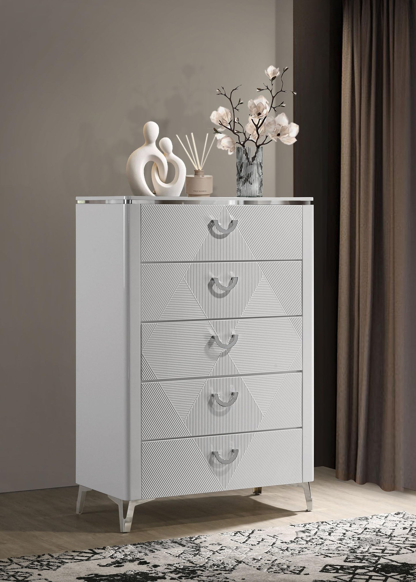 Coaster Home Furnishings - Cassia - Wood - 5-Drawer Chest with Black Felt-Lined Top, V-Patterns Front, U-Shaped Pulls, Tapered Legs and Contemporary Style - Bedroom - White High Gloss - 215795