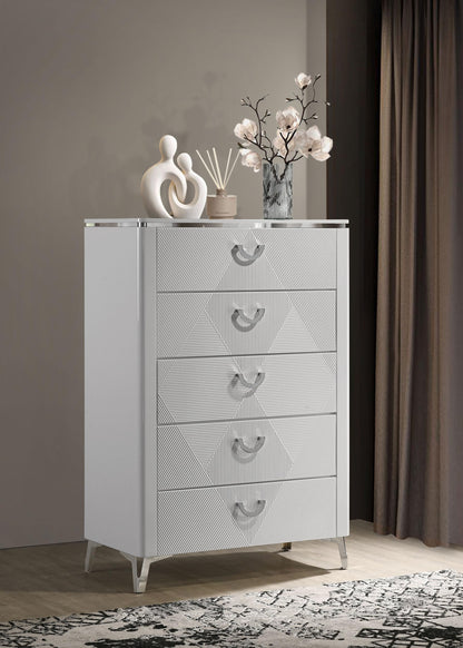 Coaster Home Furnishings - Cassia - Wood - 5-Drawer Chest with Black Felt-Lined Top, V-Patterns Front, U-Shaped Pulls, Tapered Legs and Contemporary Style - Bedroom - White High Gloss - 215795