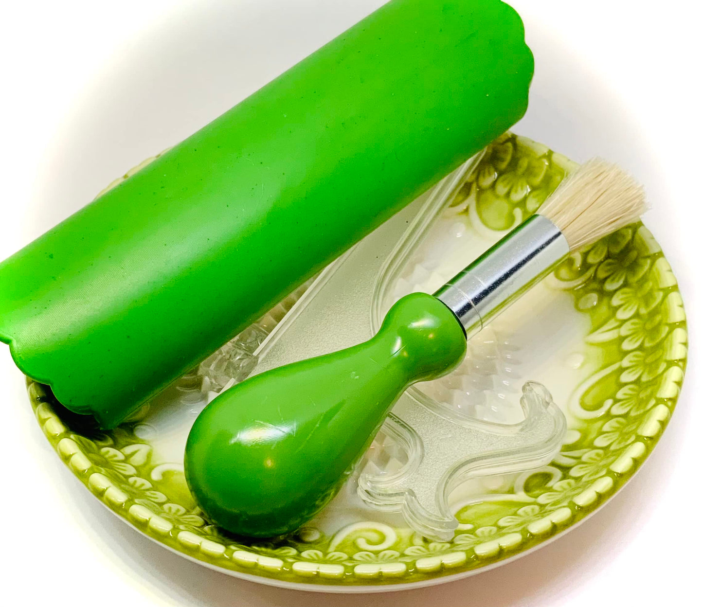 BonCera, All-in-one Premium Ceramic Garlic Grater Plate 4-Piece Set - Green Embossed Design and Style - For Garlic, Ginger, Chocolate, and more! - Comes with 5.25" Plate, Peeler, Brush, and Stand